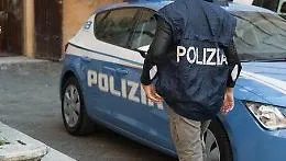 Clochard picchia un altro senzatetto legandolo a mani e piedi: interviene la Polizia