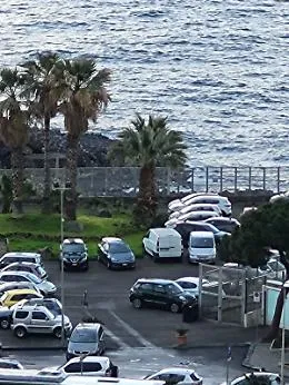 Catania: parcheggi senza regole nel piazzale Cannav&ograve;