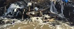 Plastica dismessa dalle serre finisce in spiaggia a Marina di Acate