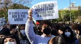 Anche a Catania studenti in piazza per Lorenzo: &laquo;Di scuola-lavoro non si pu&ograve; morire&raquo;