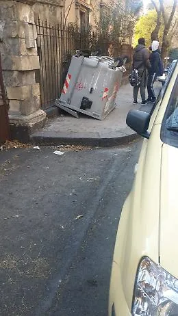 Catania: cassonetto ribaltato in via Ipogeo