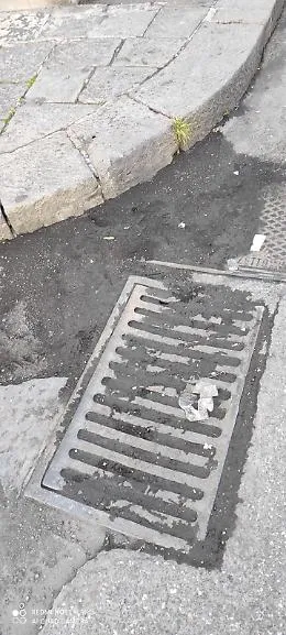 Catania: caditoia colma di cenere in via Grasso Finocchiaro