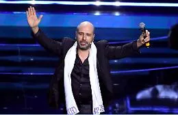 Sanremo record: 11 milioni di spettatori. Zalone, il suo show divide il pubblico