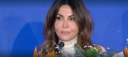 Sanremo, show di Sabrina Ferilli in sala stampa: &laquo;Il Festival una roba da 007&raquo;