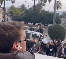 Sanremo, Mahmood e Blanco si affacciano al balcone e cantano Brividi