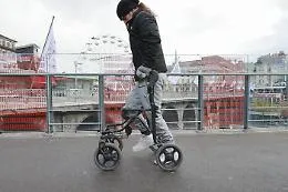 Tre adulti paralizzati tornano a camminare con elettrodi e un tablet