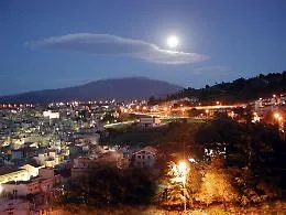 Pericolo cenere dell'Etna sulle strade di Bronte: stop a circolazione per le due ruote