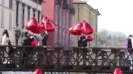 Milano, per San Valentino i Navigli riempiti da palloncini a forma di cuore