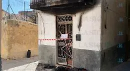 Incendio in casa a Noto, 32enne muore carbonizzato nel tentativo di spegnere le fiamme