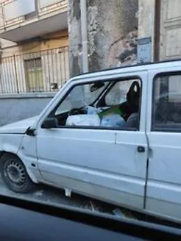 Catania, via Forlanini: auto in sosta vietata da mesi