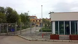 Sfondano parete e occupano una sezione: caos al carcere