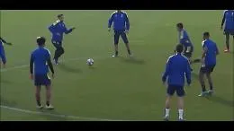 Juve, Stramaccioni abbatte Rabiot e Cuadrado gli stringe la mano: il video diventa virale