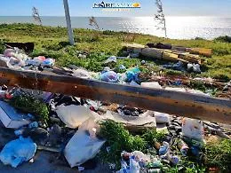 Una discarica pericolosa in prossimit&agrave; della spiaggia di Pisciotto