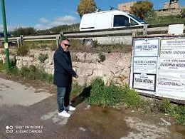 A proprie spese fa asfaltare la strada dinanzi la chiesa di Santa Rosa al Villaggio Mos&egrave;