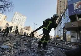A Kiev coprifuoco e assalto ai treni con la Russia pronta ad usare missili con testate incendiarie