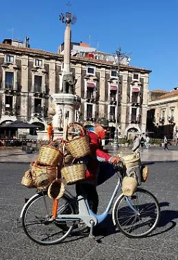Catania, un salto indietro nel tempo con il venditore in bici ricolma di "panari"