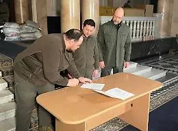 Ucraina, Zelensky chiede l'adesione all'Ue ma da Bruxelles frenano