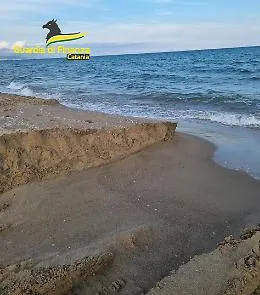 Catania, con la ruspa sull'arenile della Playa: sequestrato stabilimento balneare