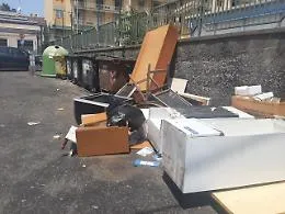 Catania, rifiuti ingombranti: "Telefono inesistente, se fossi un incivile avrei risolto"