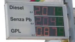 Caro carburante: Qe, sfonda i 2 euro al litro anche in self