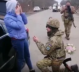 Ucraina: ferma la compagna al checkpoint, poi la proposta di matrimonio