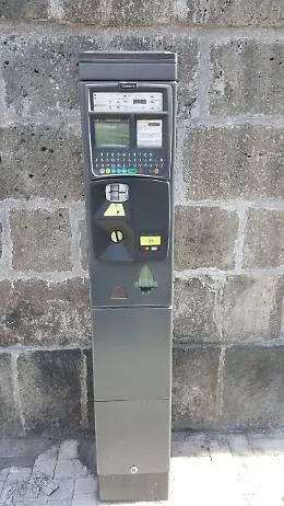 Catania Piazza Cavour. Parcometro "mangiasoldi"