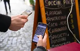 Da aprile stop al green pass nei locali all'aperto e per gli over50 baster&agrave; il tampone per andare al lavoro
