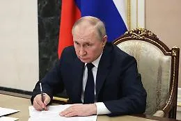 Putin accusa l'Occidente della crisi in Ucraina e lancia monito su sanzioni: &laquo;Prezzi degli alimentari potrebbero aumentare&raquo;