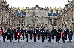 Macron da Versailles lancia il Recovery di guerra: primi s&igrave; dai falchi