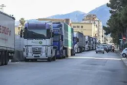 Caro carburanti, autotrasporto minaccia il blocco; e c'&egrave; chi si ferma gi&agrave; il 14 marzo