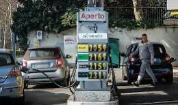 Carburanti, prezzi alle stelle e code agli impianti anche in Sicilia per uno sciopero "frainteso". Il ministro: &laquo;Speculazione sui rincari&raquo;