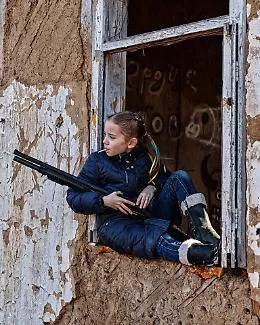 Ucraina, la bambina con lecca-lecca in bocca e un fucile tra le mani: foto diventa virale