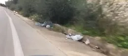 Marina di Ragusa: rifiuti di ogni genere a bordo strada