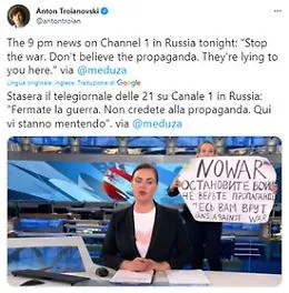 Irrompe con un cartello durante tg della tv russa: &laquo;Fermate la guerra&raquo;