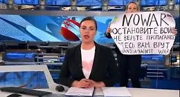 La giornalista russa interrompe il tg: &laquo;No alla guerra, Putin mente&raquo;