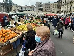 Alla Fiera "volano" i prezzi di frutta e verdura: calo delle vendite del 70%