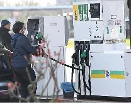 Caro carburanti: da marted&igrave; sconto di 25 cents al litro, poi tocca alle bollette