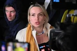 Cartello anti-guerra durante tg russo, giornalista "bollata" come spia di Londra