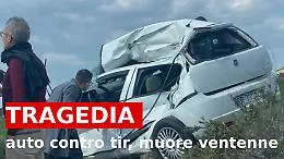 Tragedia: auto contro tir, muore ventenne