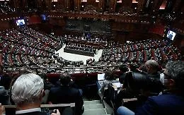 Applausi e polemiche per Zelensky alla Camera tra l'elogio di Draghi e alcune poltrone vuote