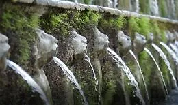 Acqua: un terzo si perde, il 28% non si fida a berla