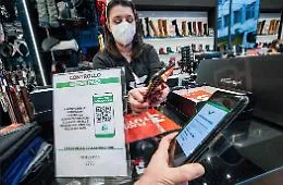 Covid, addio al supergreen pass e alle quarantene: ecco la road map verso la "normalit&agrave;"