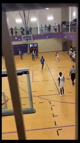 Usa, ragazzini circondano e picchiano arbitro di basket