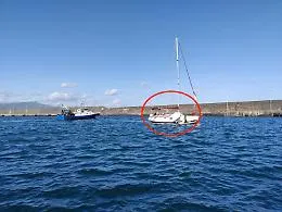Velisti in difficolt&agrave; al largo di Riposto: soccorsi dalla Guarda Costiera