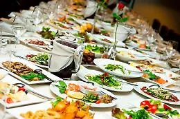 Il caro prezzi si abbatte sul pranzo di Pasqua: sar&agrave; pi&ugrave; "salato" in casa e al ristorante