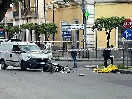 Finisce a terra con lo scooter dopo impatto con un furgone: morto 29enne a Riposto