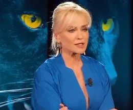 Le dicer&igrave;e su Paola Barale: lei a Belve risponde a tono su omossessualit&agrave; e sui legami con Costanzo e De Filippi