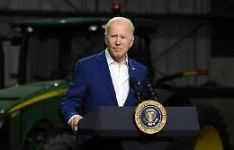 Artiglieria ed elicotteri americani in Ucraina, Biden: &laquo;Non molliamo ora&raquo;