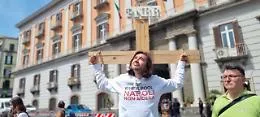 Ex Whirlpool:la 'Via Crucis' degli operai in piazza a Napoli