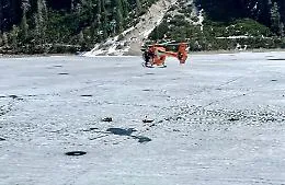 Il lago ghiacciato cede, famiglia finisce nelle acque gelide: grave bimbo di pochi mesi